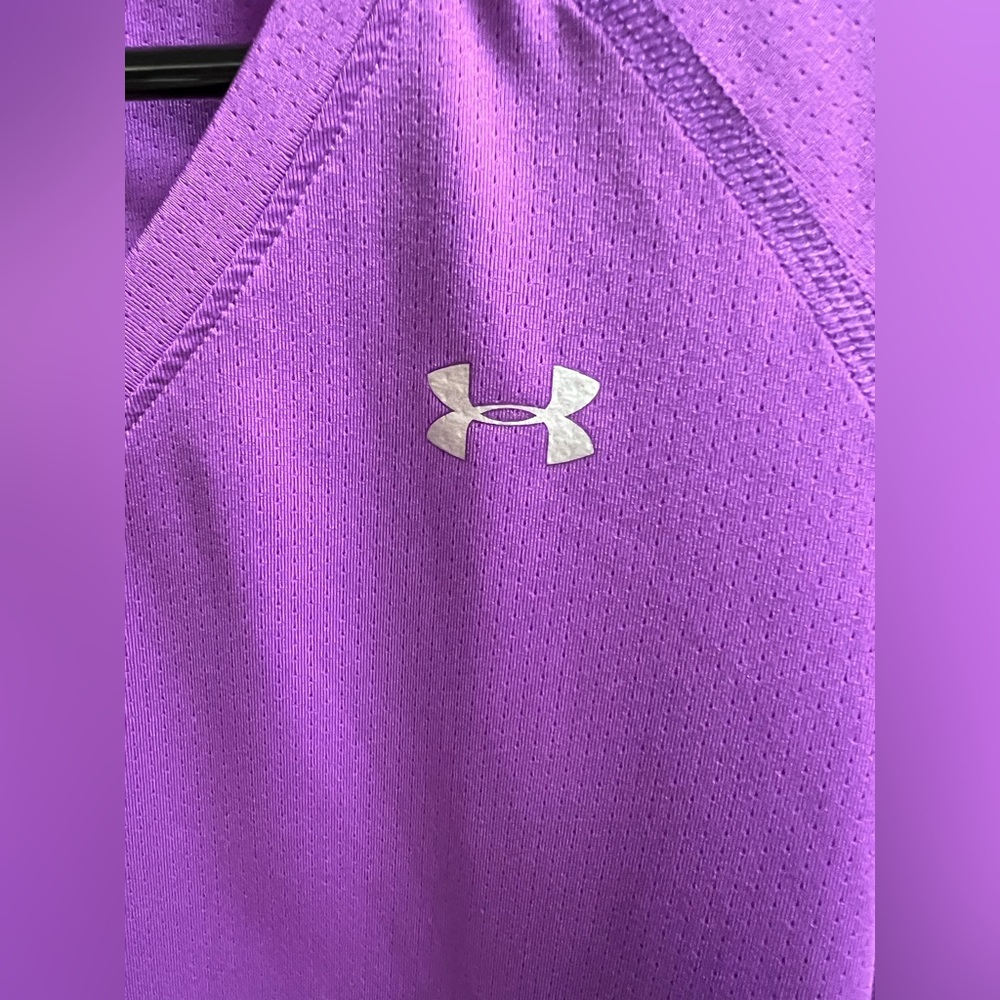 Under Armour-Fitted V Neck long Sleeved shirt-Size: Medium - Picture 3 of 4